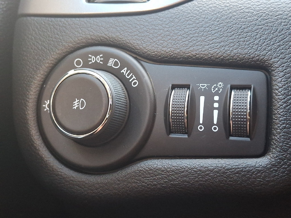 Used 2021 Jeep Cherokee Latitude Plus w/ Sun & Sound Group AWD/4WD image 23