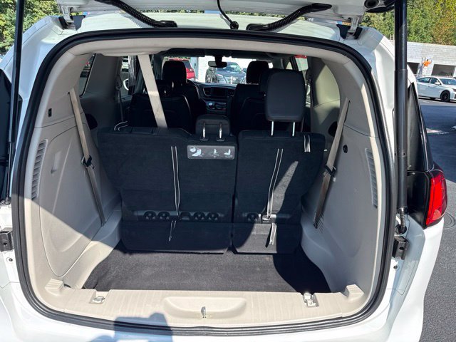 Used 2019 Chrysler Pacifica Touring-L FWD image 12