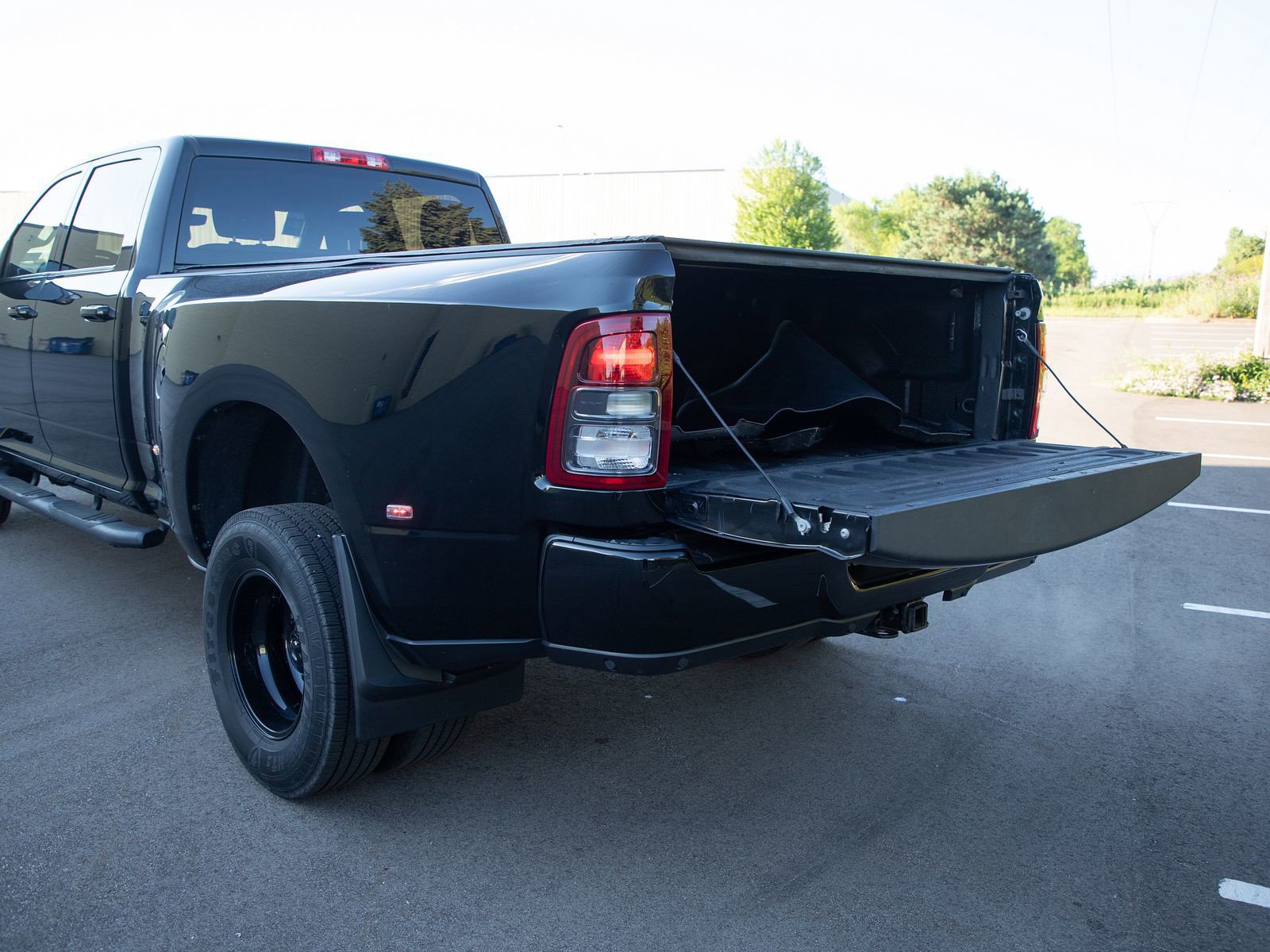 Used 2022 RAM 3500 Big Horn w/ Night Edition AWD/4WD image 9