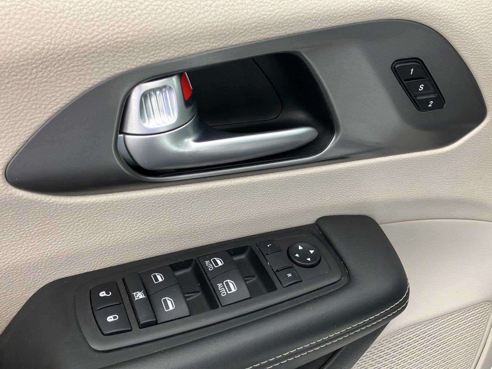 Used 2023 Chrysler Pacifica Touring-L FWD image 23