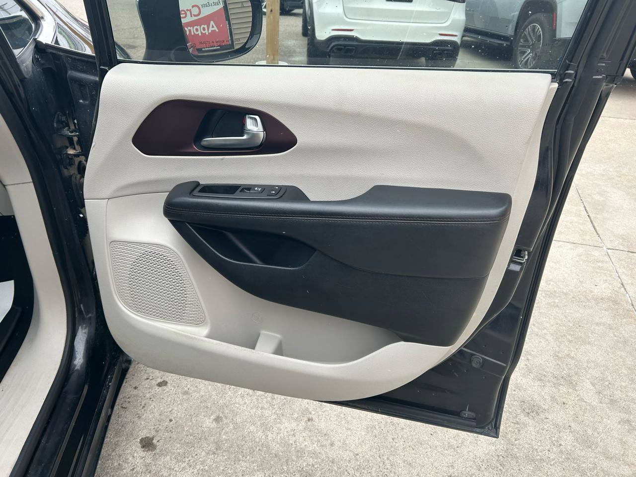 Used 2020 Chrysler Pacifica Limited image 14