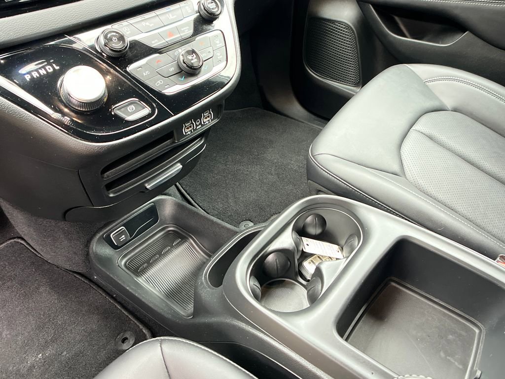 Used 2025 Chrysler Pacifica Select image 19