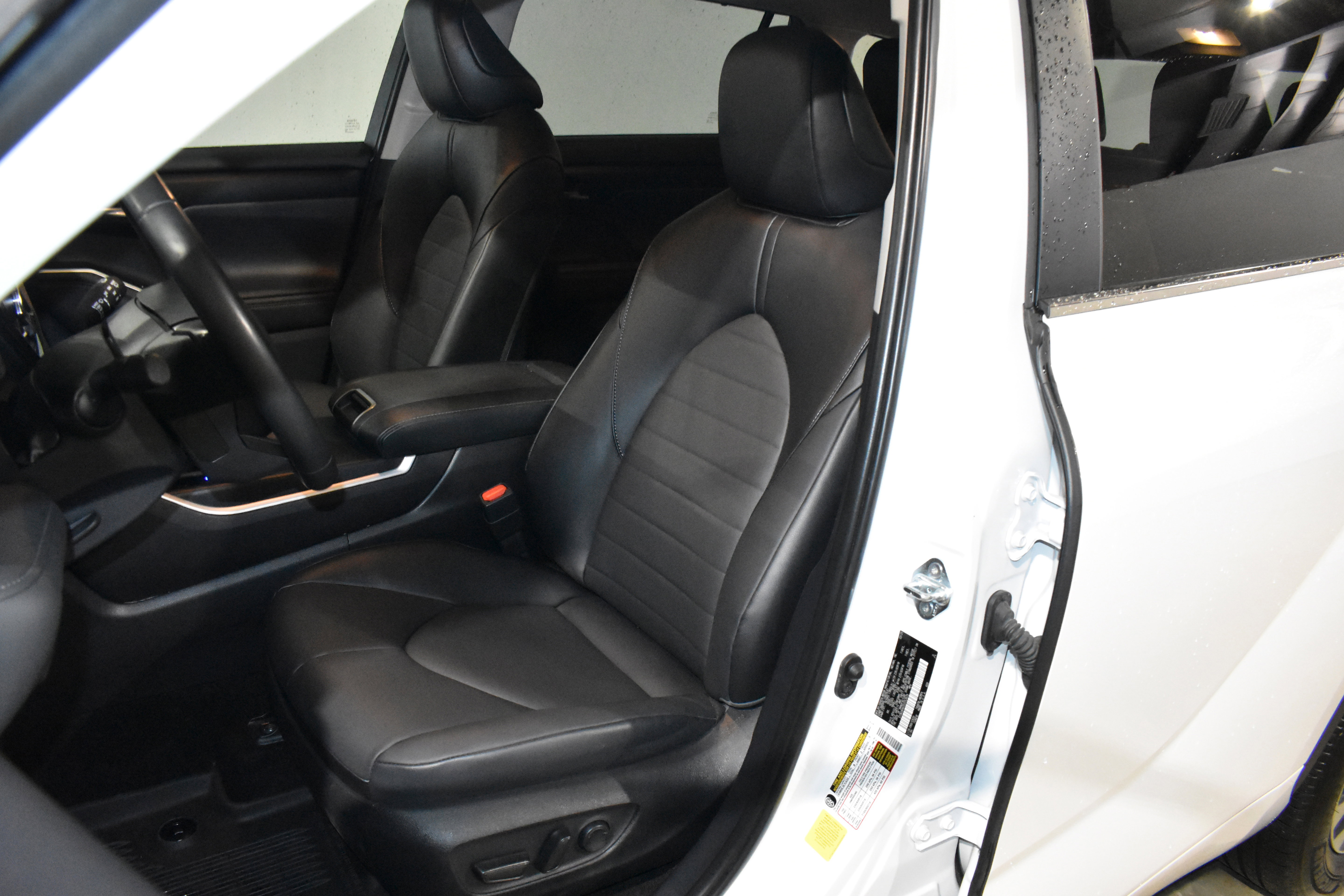Used 2025 Toyota Highlander XLE FWD image 24