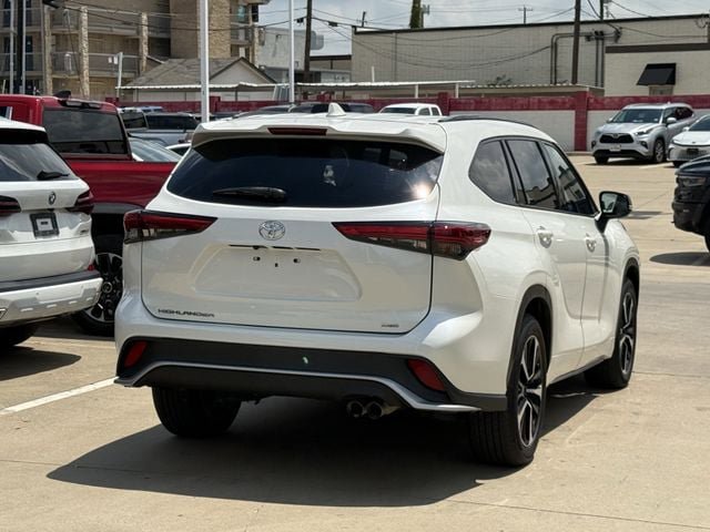 Used 2021 Toyota Highlander XSE FWD image 4