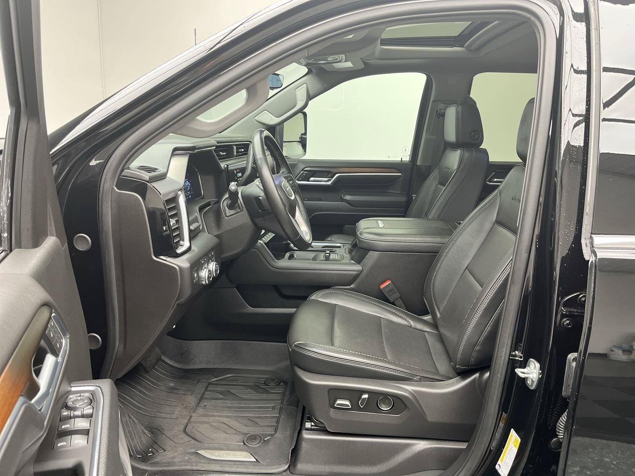 Certified 2025 GMC Sierra 2500 Denali w/ Denali Reserve Package AWD/4WD image 3