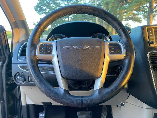 Used 2012 Chrysler Town & Country Touring-L w/ Entertainment Group #2 FWD image 17
