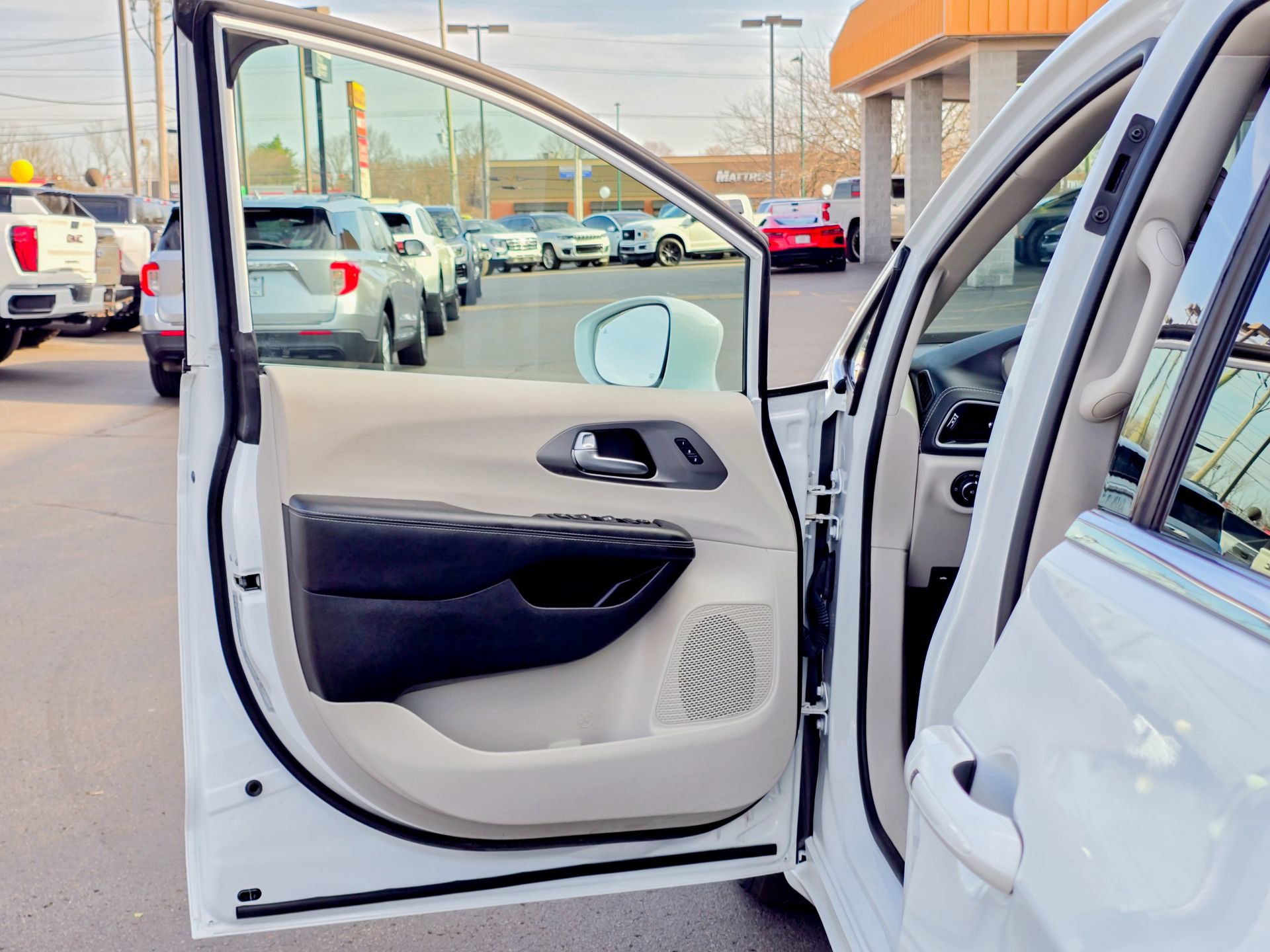 Used 2022 Chrysler Pacifica Touring-L image 28