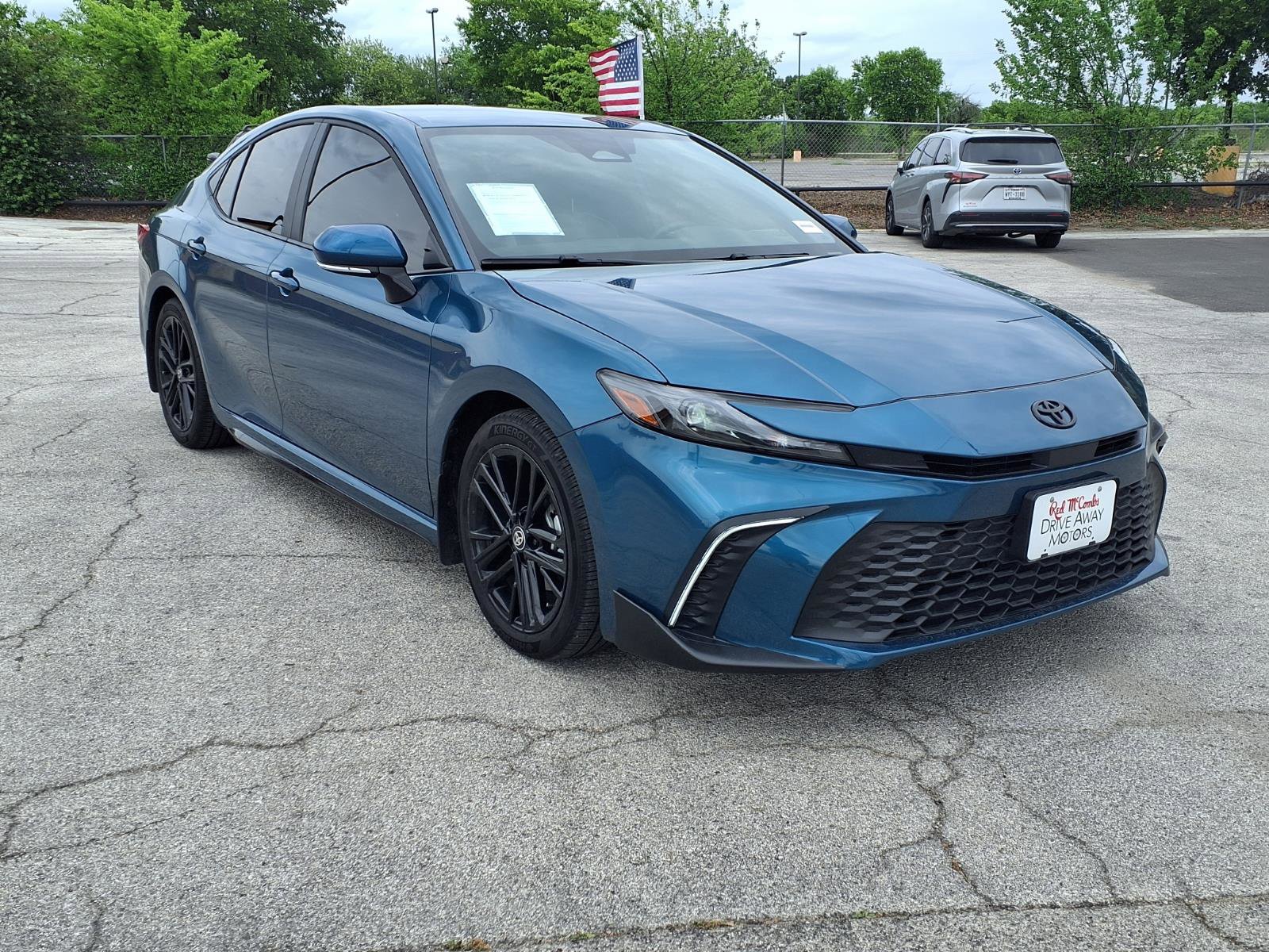 Used 2025 Toyota Camry SE w/ Convenience Package image 3