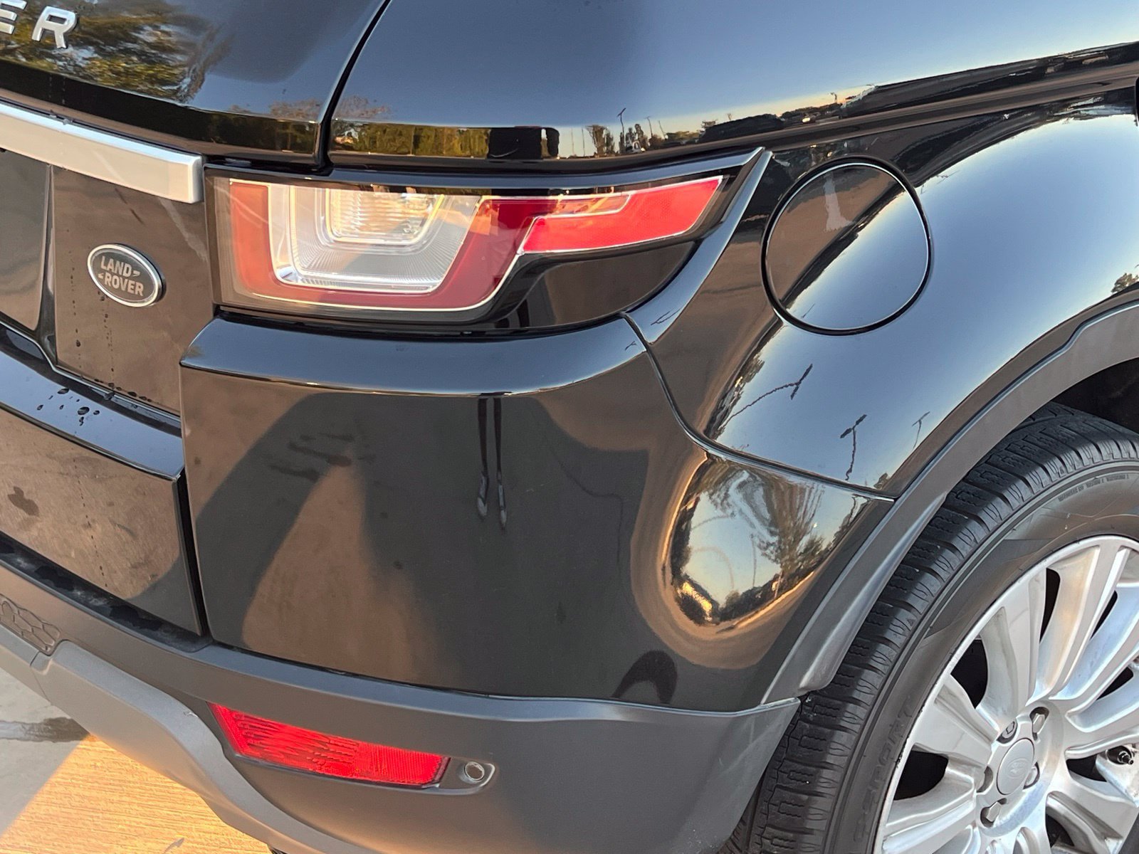 Used 2018 Land Rover Range Rover Evoque HSE AWD/4WD image 14