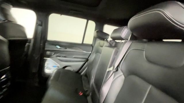 Used 2023 Jeep Grand Cherokee Overland w/ Luxury Tech Group IV AWD/4WD image 17