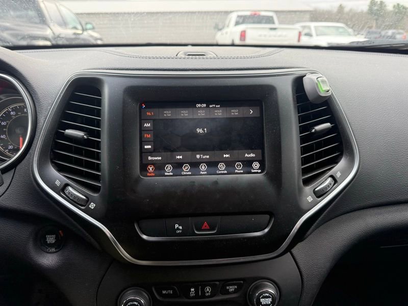 Used 2020 Jeep Cherokee Latitude Plus image 12