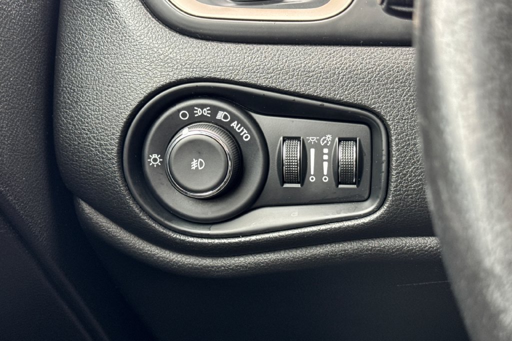 Used 2015 Jeep Renegade Latitude w/ Cold Weather Group II AWD/4WD image 32