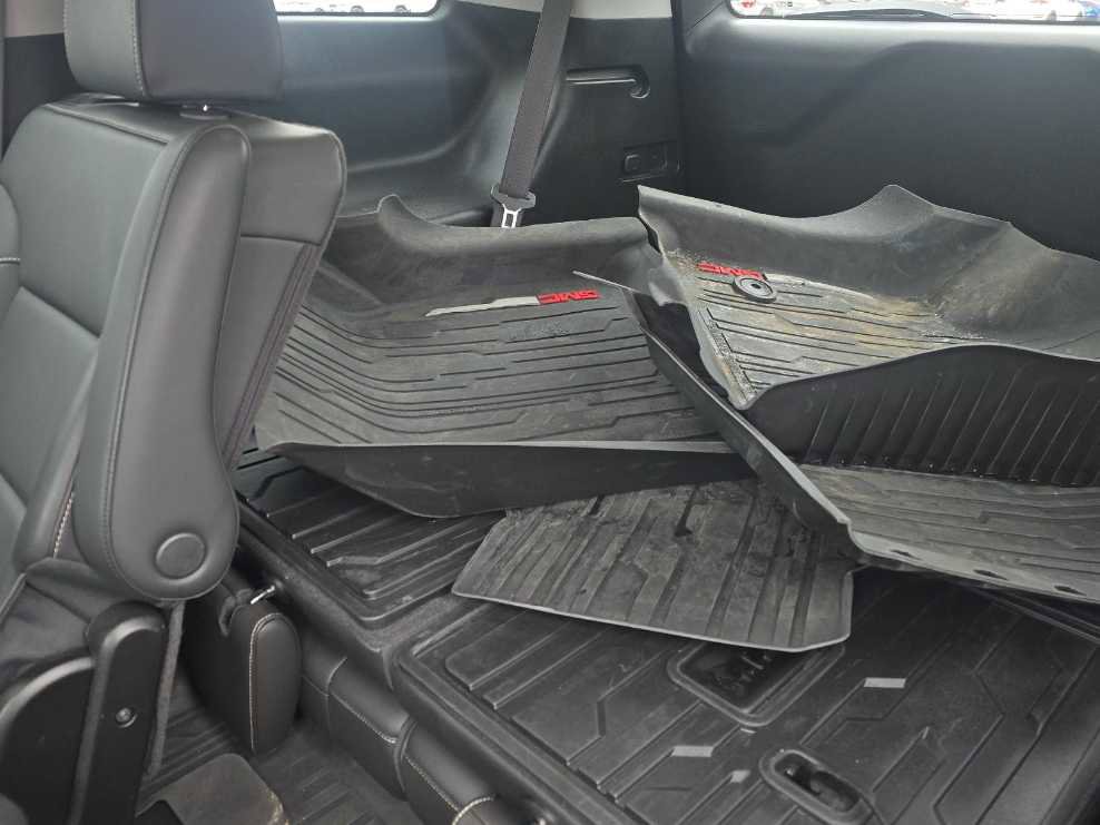 Used 2023 GMC Acadia SLT w/ Elevation Edition image 13