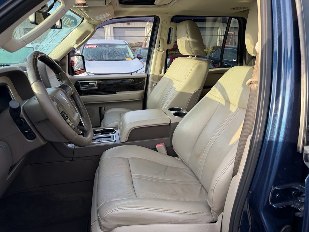 Used 2017 Lincoln Navigator Select RWD image 10