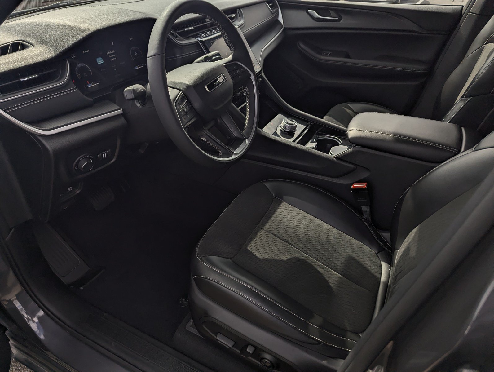 Certified 2023 Jeep Grand Cherokee Altitude AWD/4WD image 9