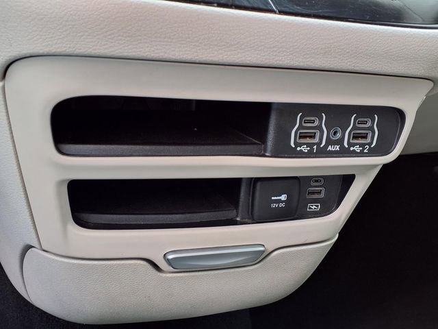 Used 2022 Chrysler Pacifica Touring-L FWD image 9