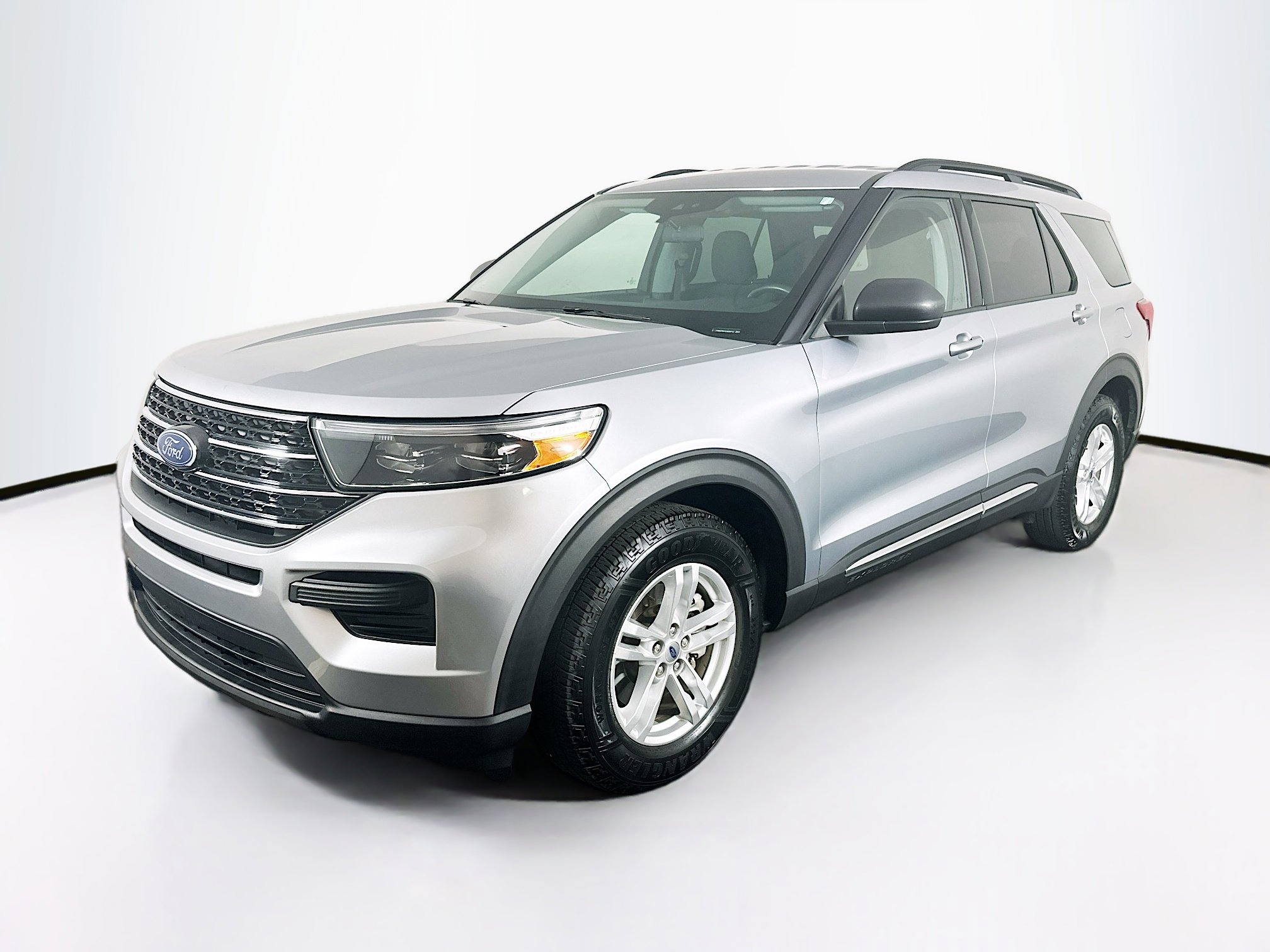 Used 2020 Ford Explorer XLT image 3