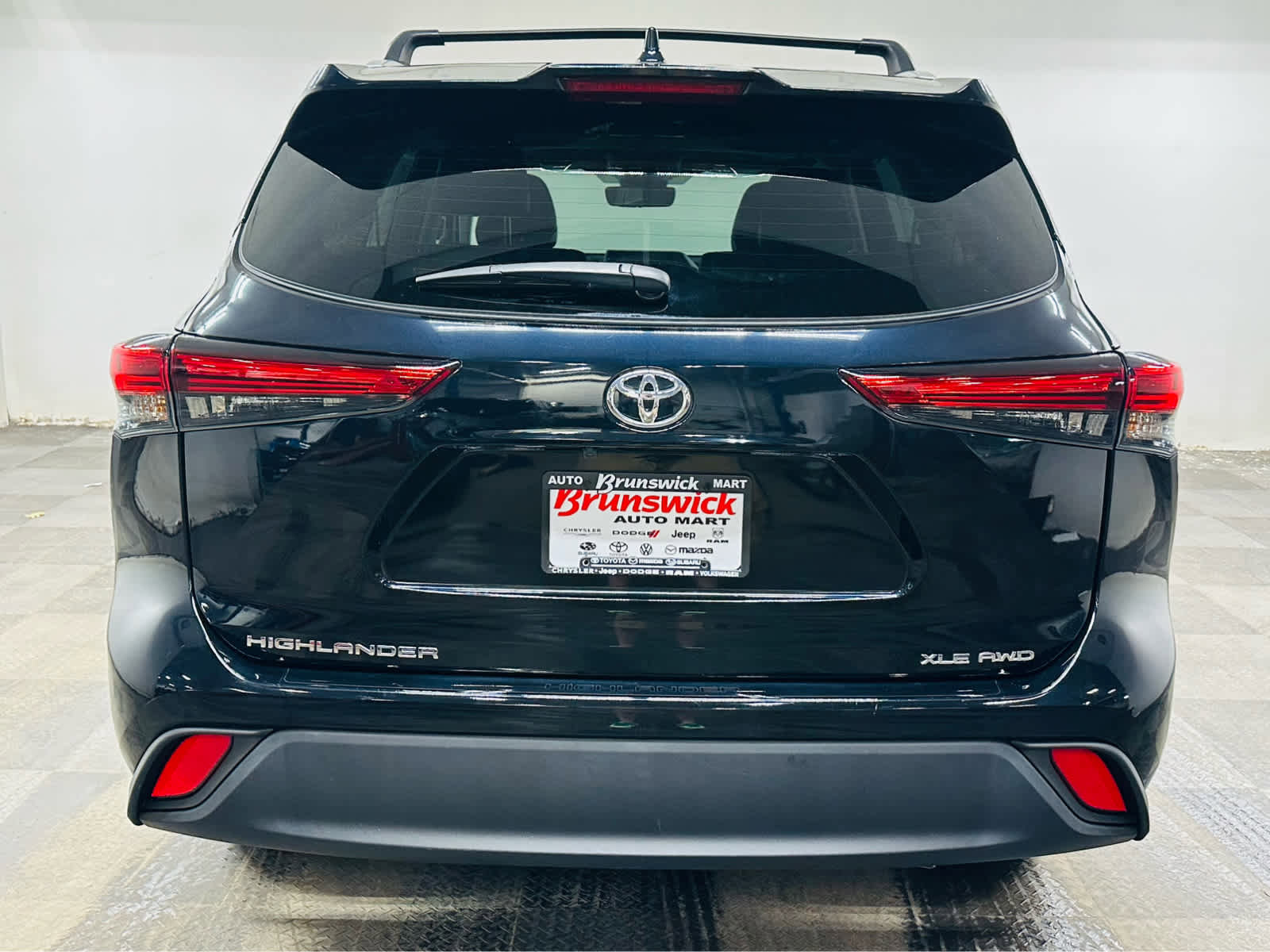 Used 2023 Toyota Highlander XLE AWD/4WD image 5