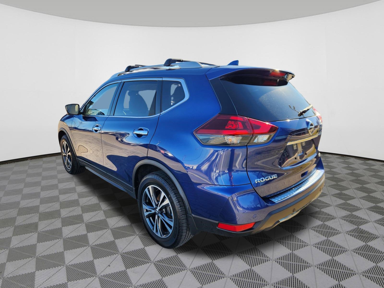 Used 2019 Nissan Rogue SV w/ Premium Package image 3