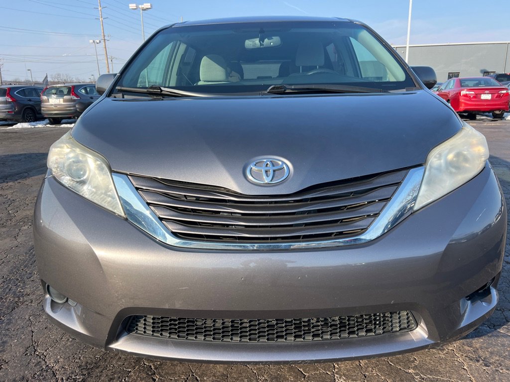 Used 2017 Toyota Sienna LE image 2