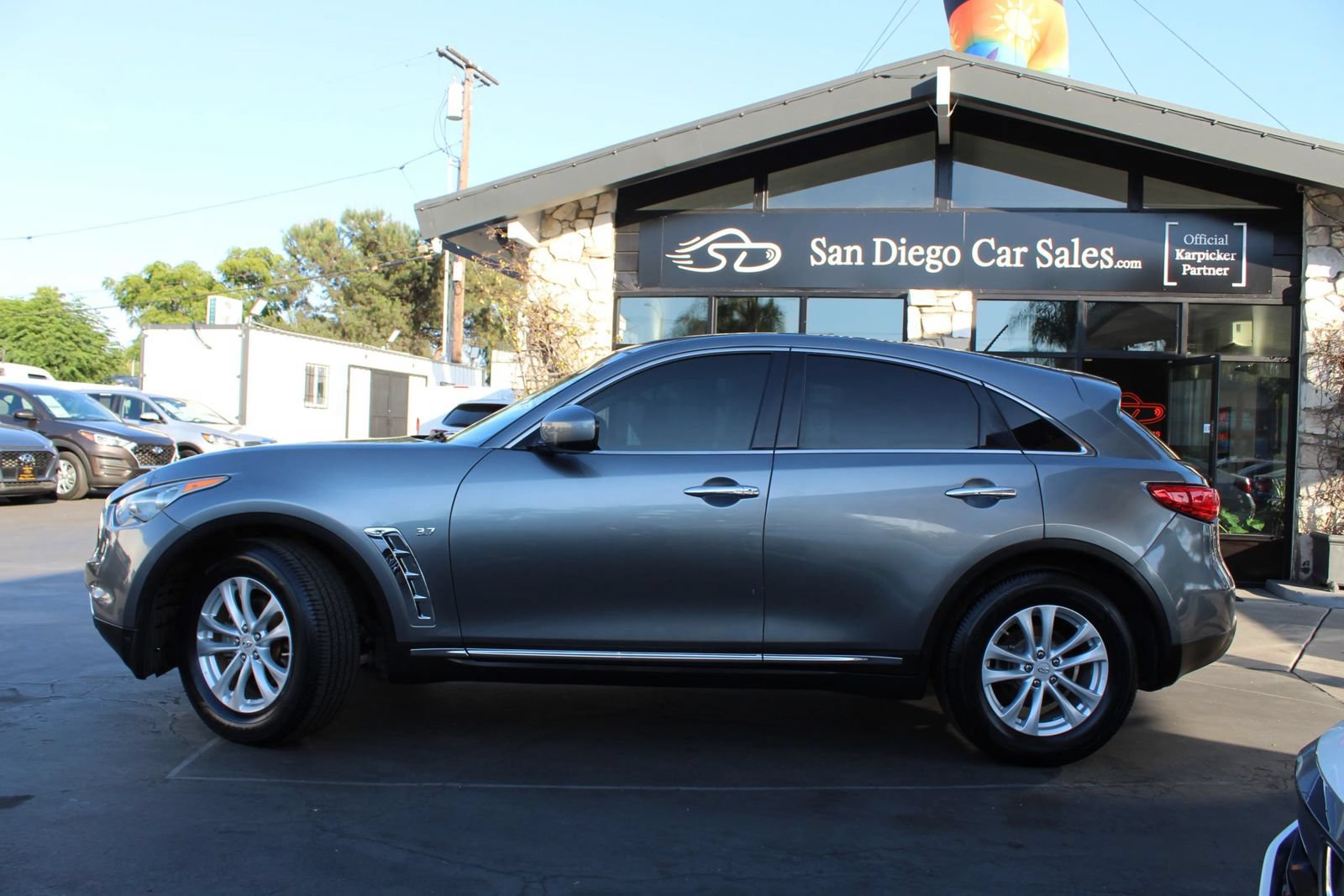 Used 2017 INFINITI QX70 2WD image 2