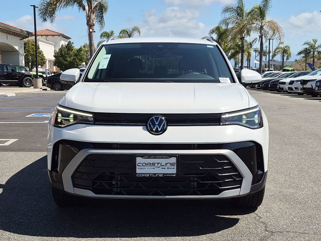 Used 2025 Volkswagen Taos SE FWD image 2