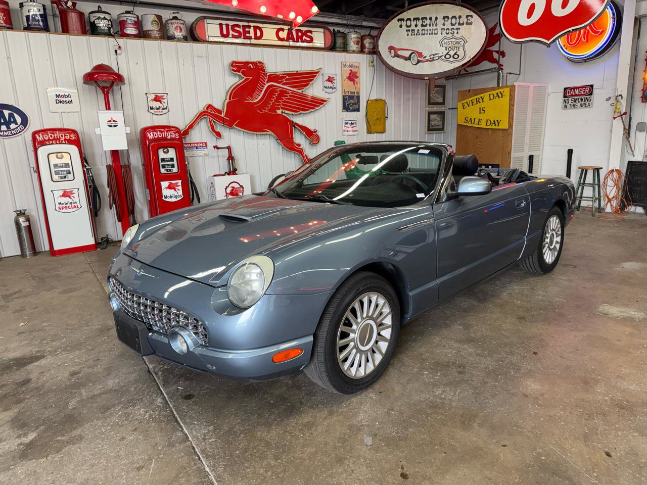 Used 2005 Ford Thunderbird RWD image 13