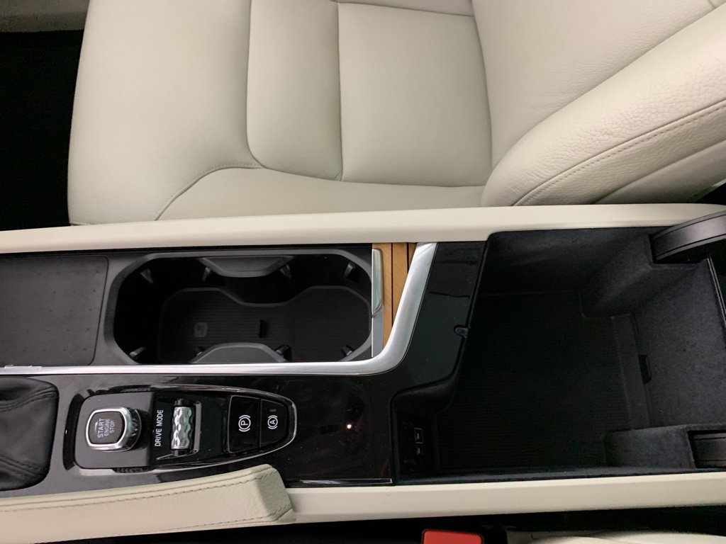 Used 2021 Volvo XC90 T6 Momentum image 29