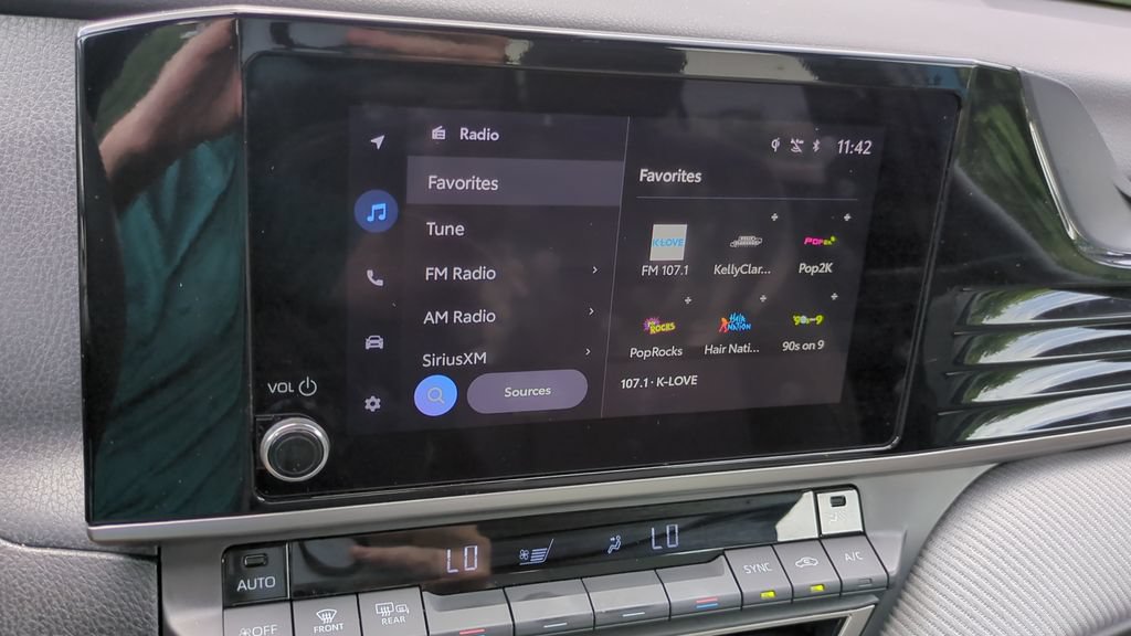 Used 2025 Toyota Camry SE w/ Convenience Package FWD image 18