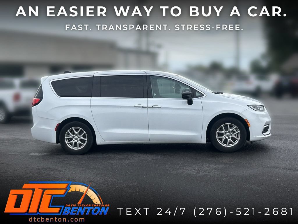 Used 2024 Chrysler Pacifica Touring-L FWD image 2