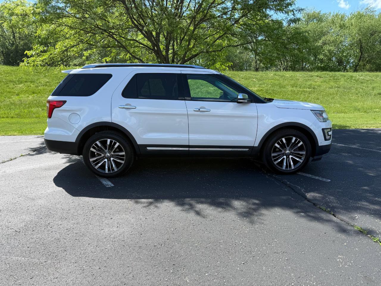 Used 2016 Ford Explorer Platinum image 2