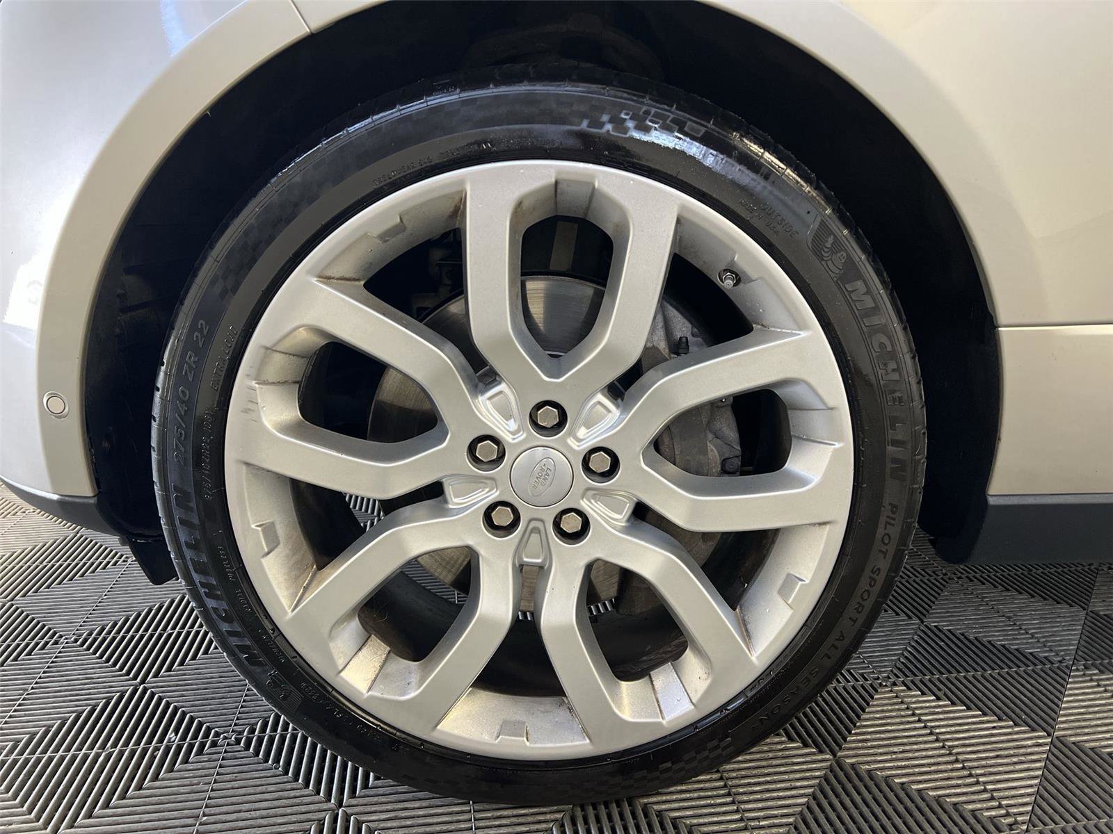 Used 2016 Land Rover Range Rover HSE image 9