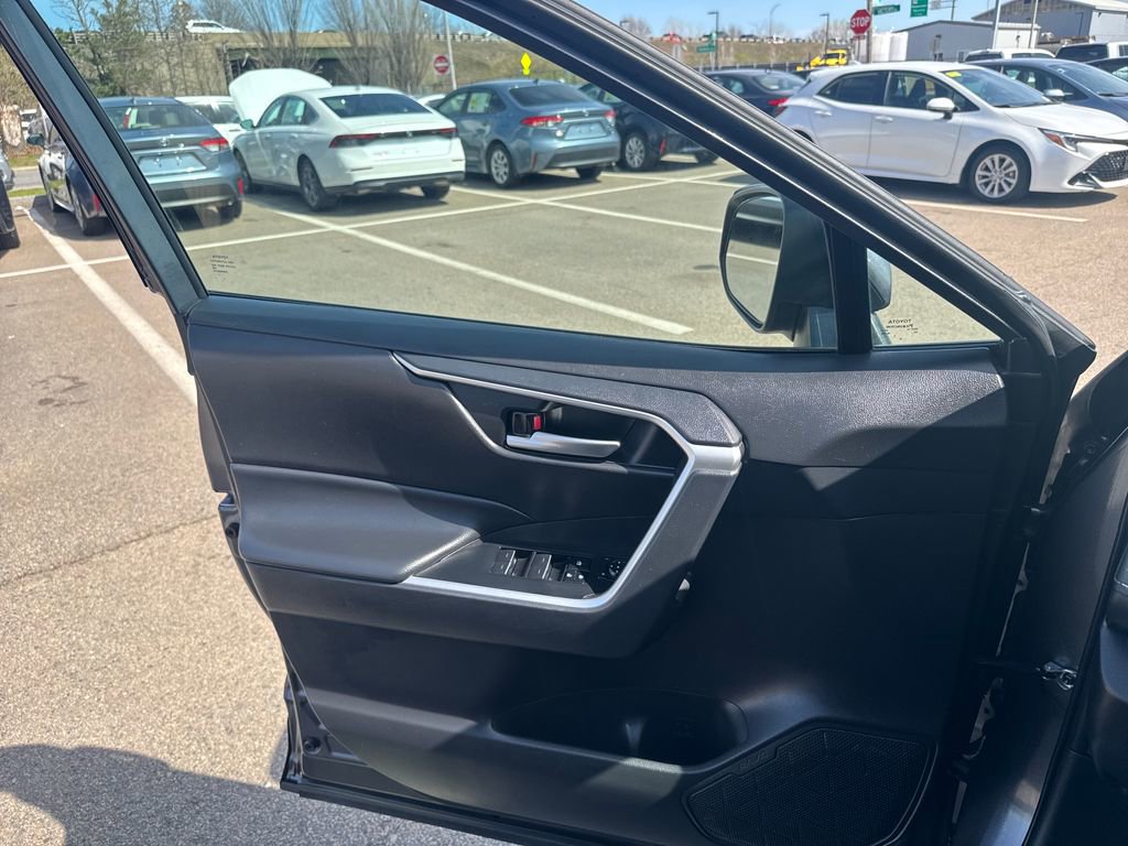 Used 2024 Toyota RAV4 XLE AWD/4WD image 31