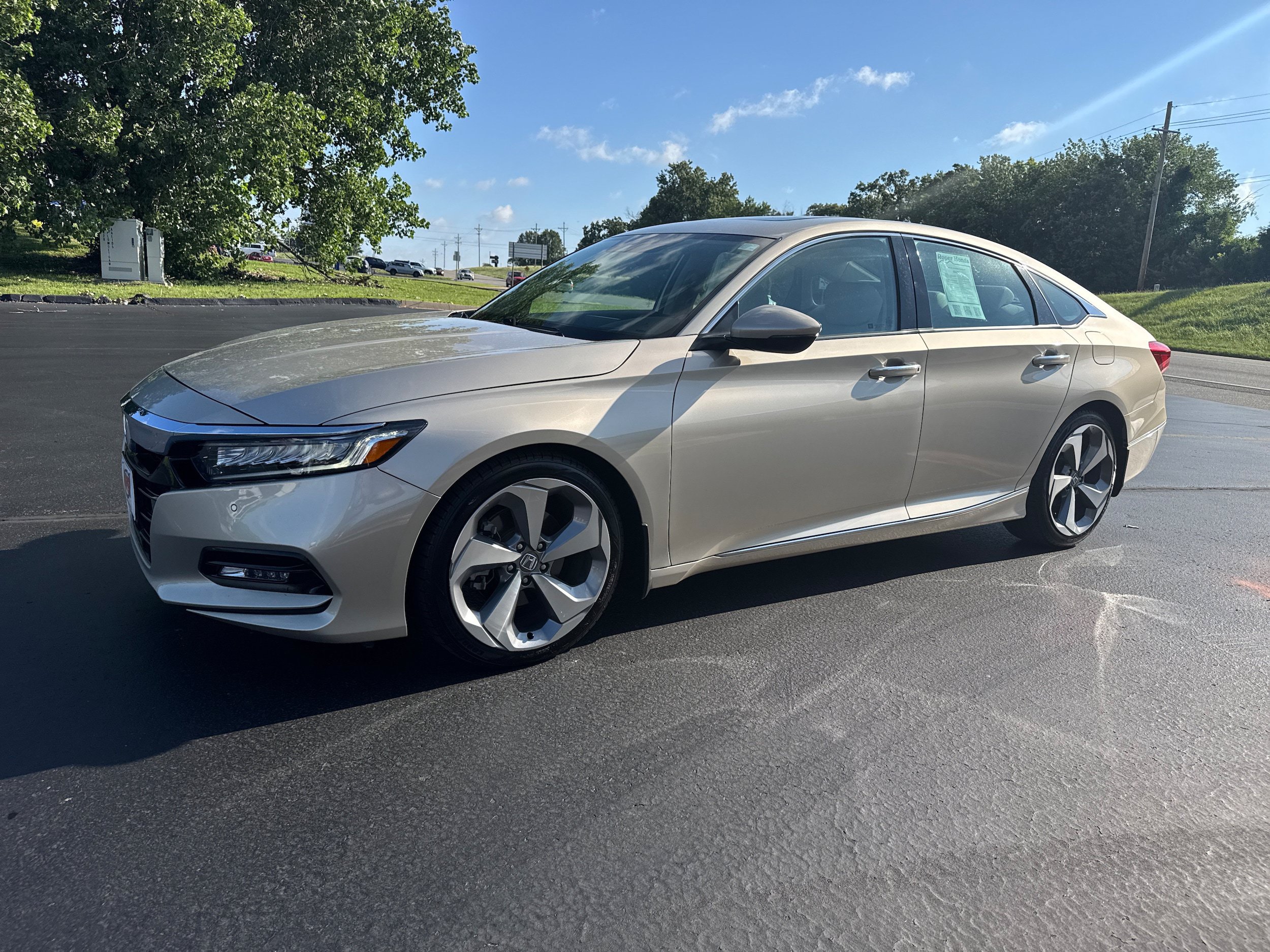 Used 2018 Honda Accord Touring image 2