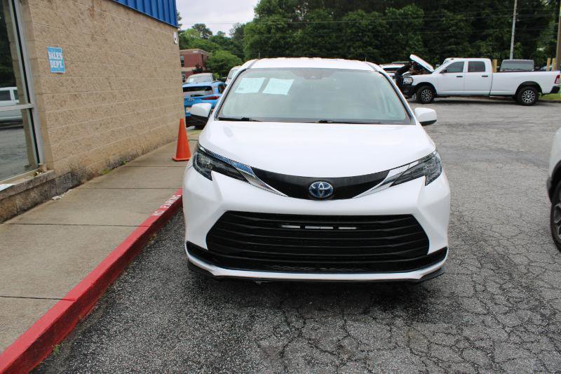 Used 2024 Toyota Sienna LE FWD image 2