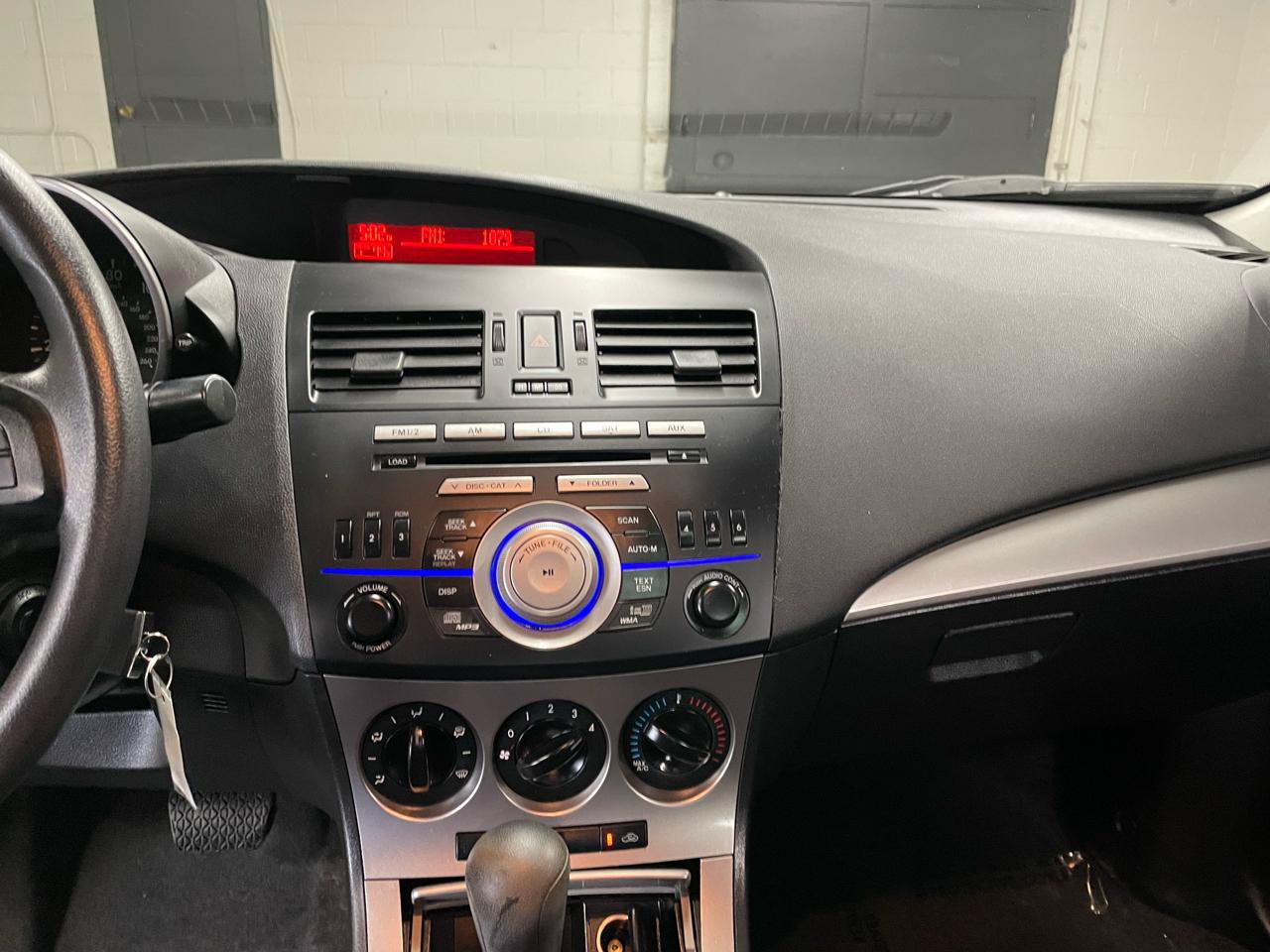 Used 2011 MAZDA MAZDA3 i Touring FWD image 21
