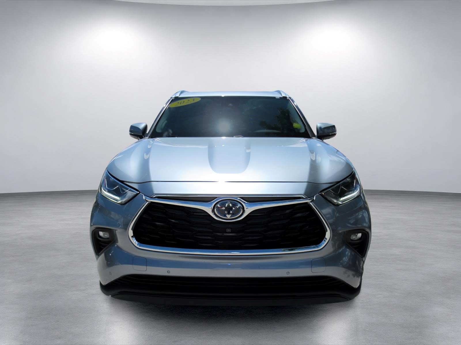 Used 2023 Toyota Highlander Limited FWD image 3