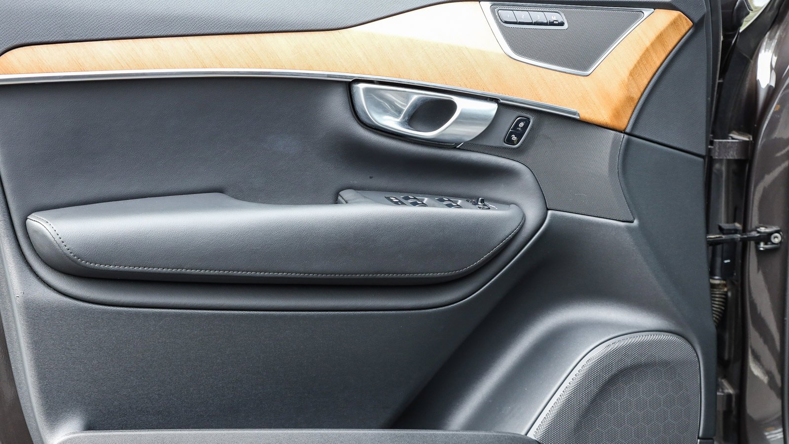 Used 2024 Volvo XC90 B6 Plus image 19