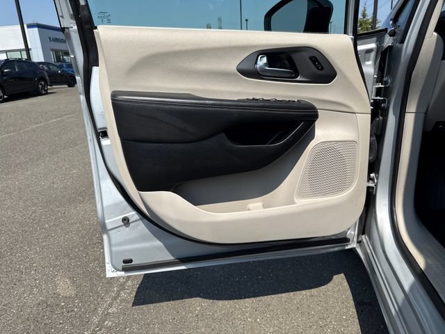 Used 2024 Chrysler Pacifica Touring-L FWD image 16