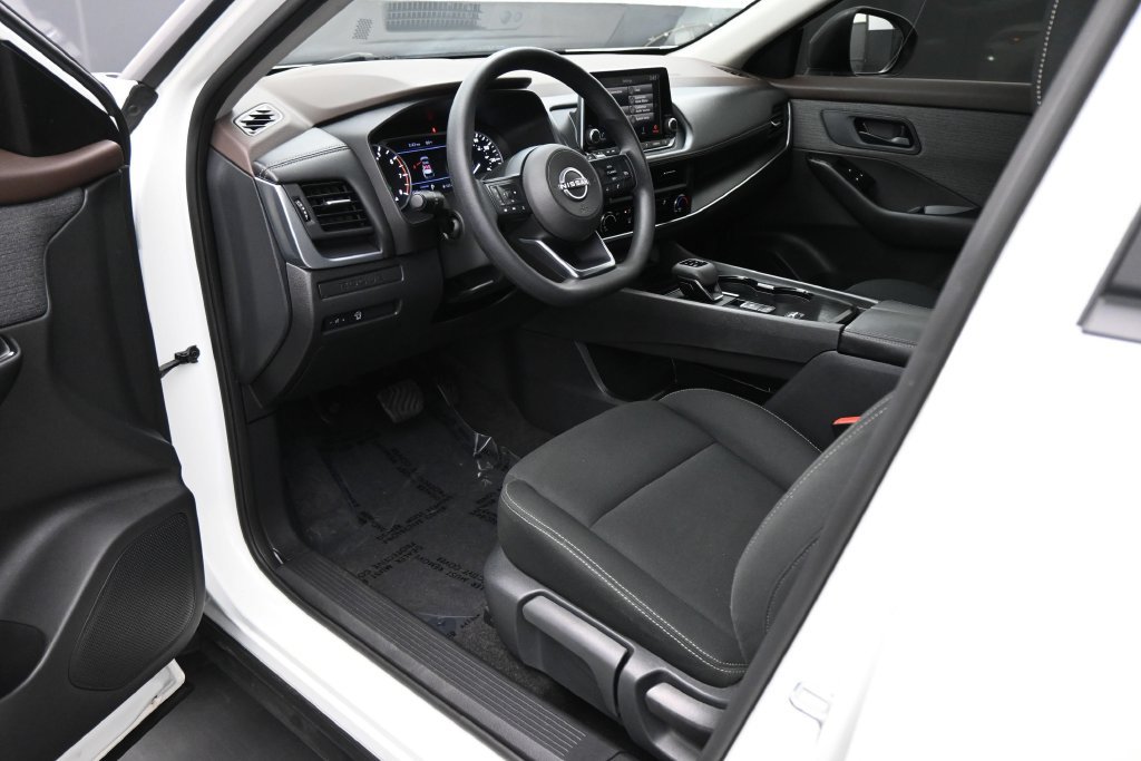 Used 2023 Nissan Rogue S FWD image 2
