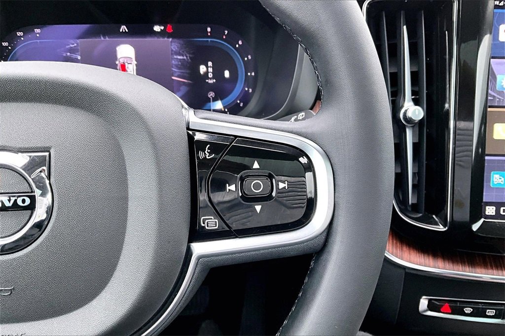 Used 2023 Volvo XC60 B5 Plus image 11