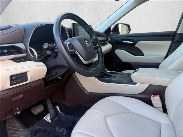 Used 2022 Toyota Highlander XLE FWD image 16