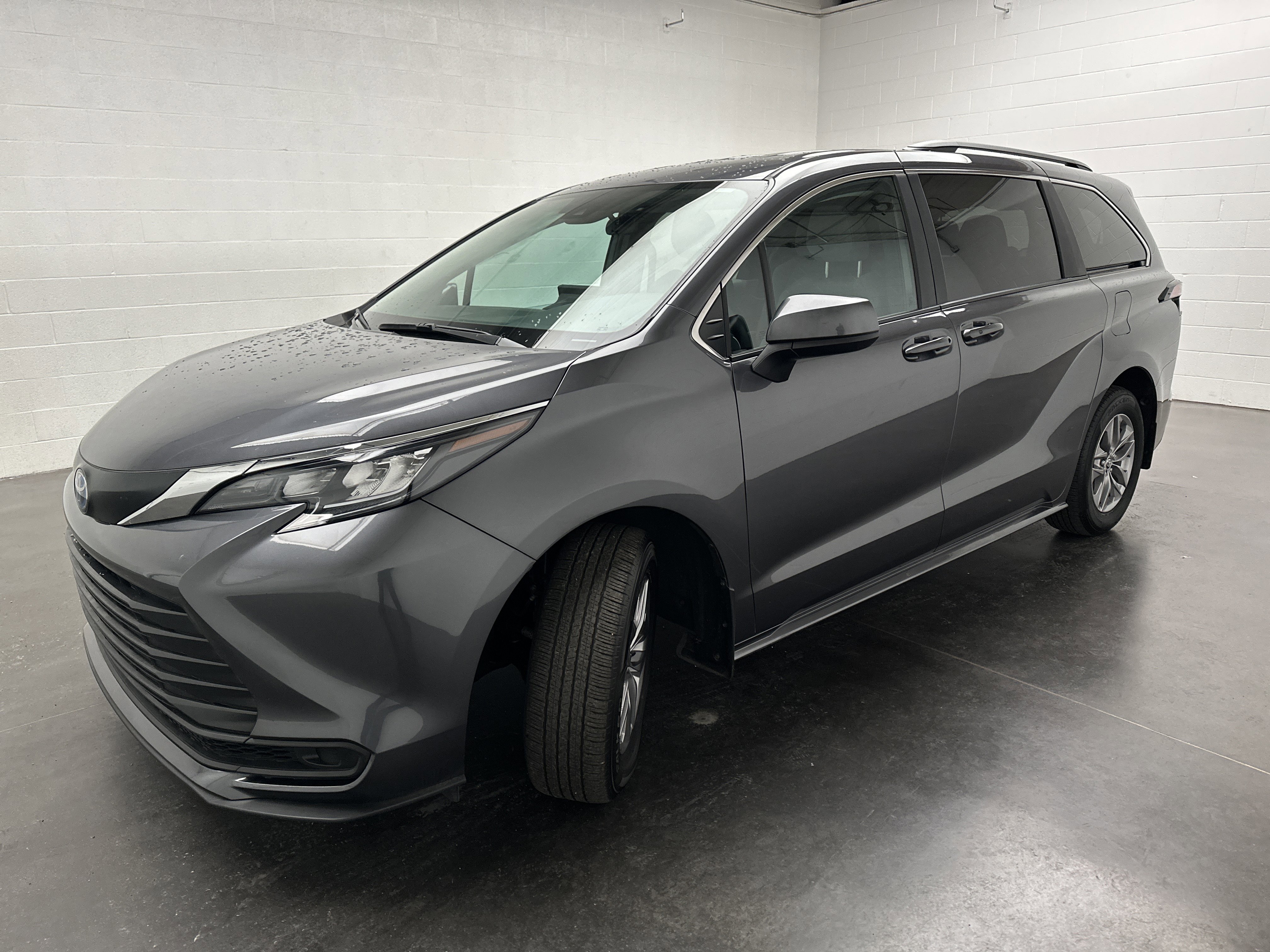 Used 2025 Toyota Sienna LE image 4