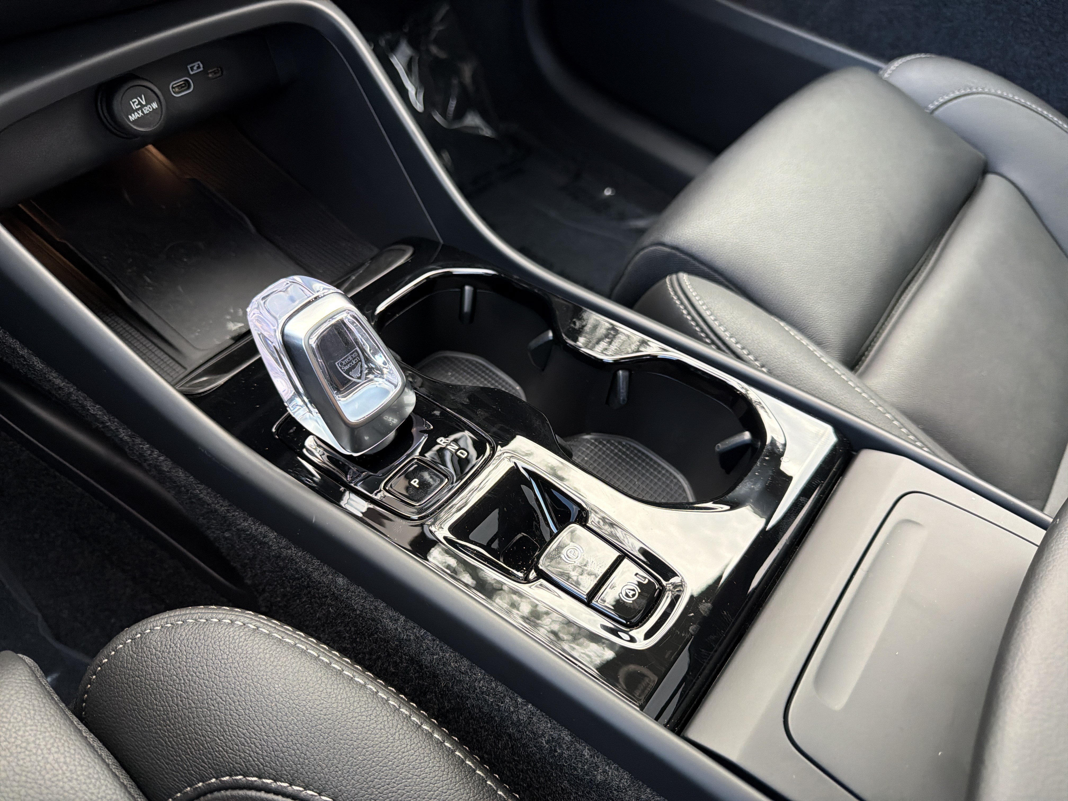 Certified 2026 Volvo XC40 B5 Plus AWD/4WD image 28
