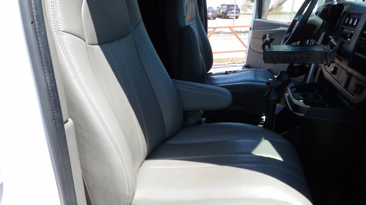 Used 2015 Chevrolet Express 2500 RWD image 24