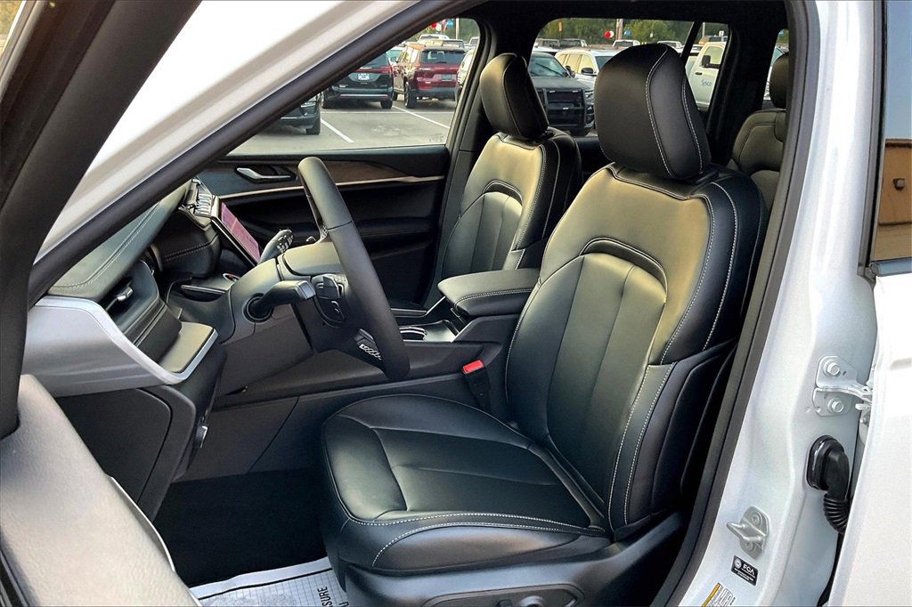 New 2025 Jeep Grand Cherokee Limited w/ Black Appearance Package image 9