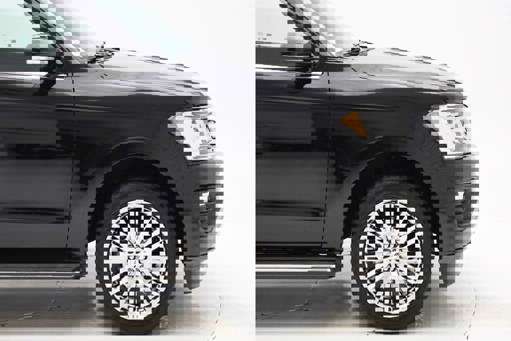 Used 2021 Ford Expedition Max XLT image 3