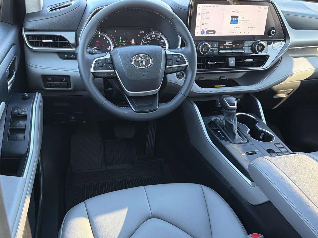 Used 2024 Toyota Highlander XLE FWD image 9