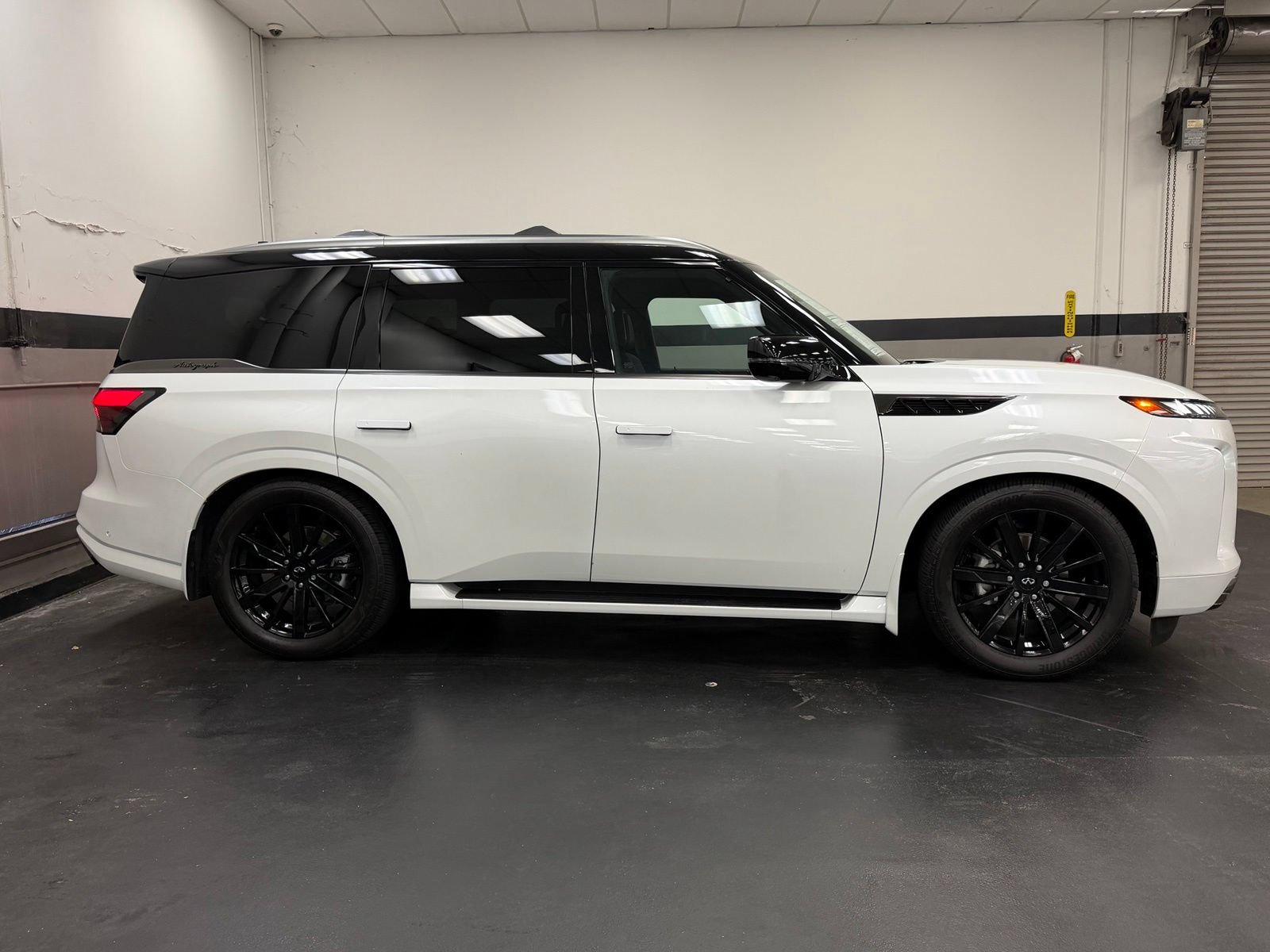 Used 2025 INFINITI QX80 Autograph w/ Autograph Exterior Package AWD/4WD image 3