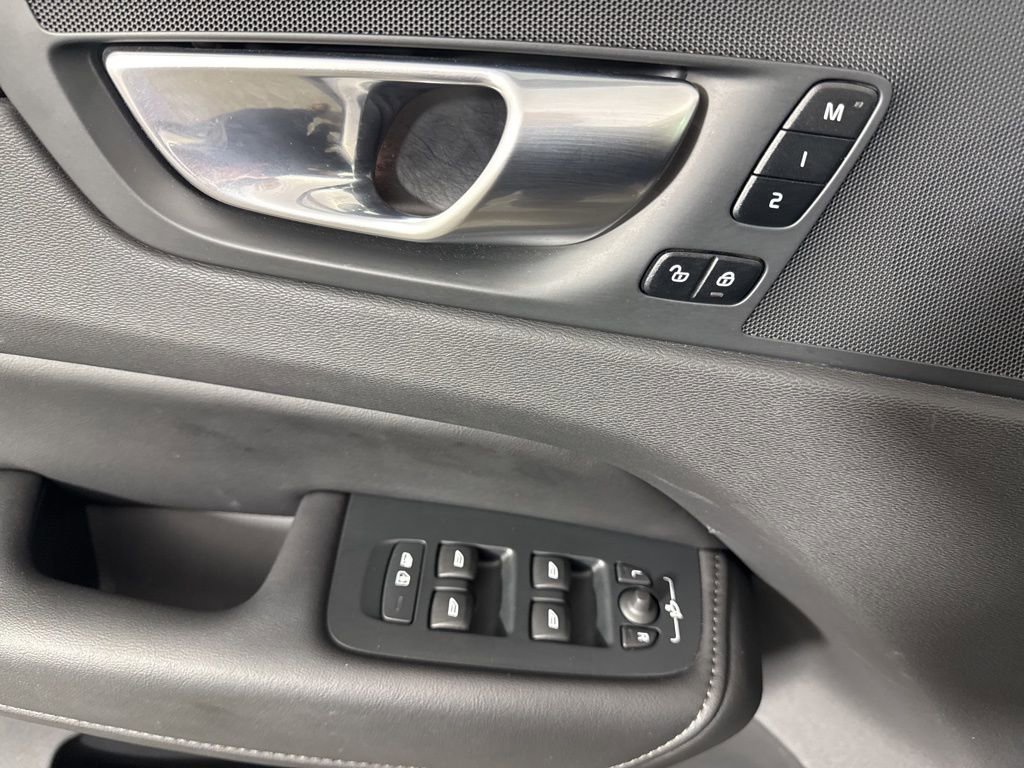 Used 2025 Volvo XC60 B5 Plus image 25